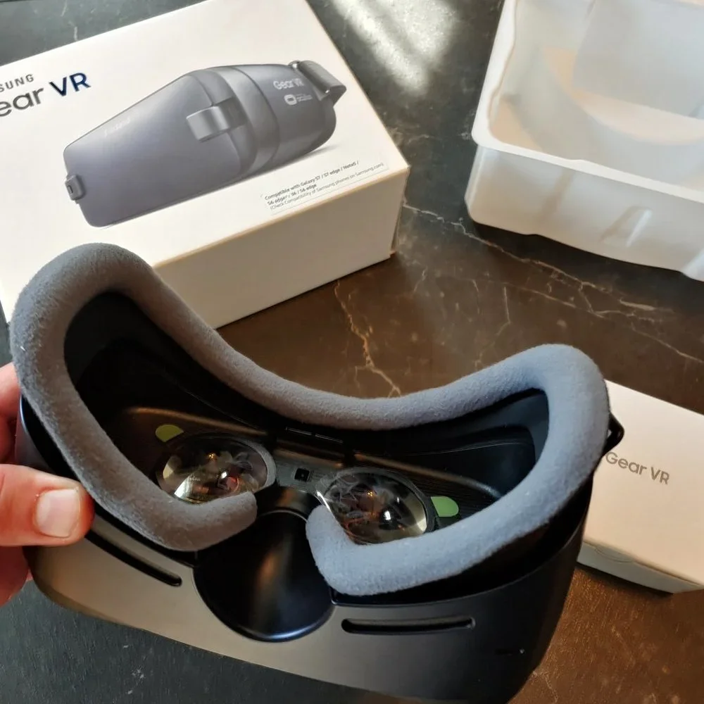 Excellent Used Condition SAMSUNG GEAR VR SM-R323 Headset Powered by OCULUS